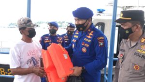 Antisipasi Kecelakaan Laut, Satpolairud Polresta Barelang Bagikan Life Jacket