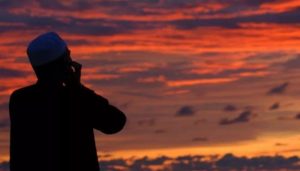 Penyiar Radio di Malaysia Buat Warga Batal Puasa Karena Menyiarkan Azan Maghrib 4 Menit Lebih Awal