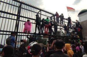 Tiba di Gedung DPR, Pelajar STM Ikut Demo Protes Jokowi