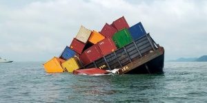 Tongkang Bermuatan Ratusan Kontainer Nyaris Tenggelam di Perairan Karimun, 8 ABK Selamat