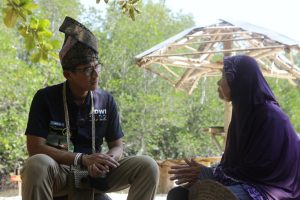 Momen Haru Sandiaga Uno Bantu Petugas Kebersihan Desa Bakau Serip Batam