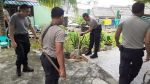 Sambut HUT Bhayangkara, Polsek Lubuk Baja Bersihkan Tempat Ibadah