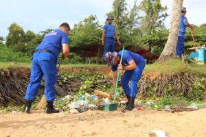 Hari Bhayangkara ke 76, Ditpolairud Polda Kepri Gelar Baksos dan Bersihkan Pantai Tanjung Pinggir