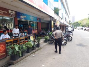 Polsek Batu Ampar Patroli Jalan Kaki Serta Beri Himbauan Kamtibmas ke Masyarakat