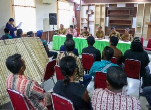 Sambil Jalan Kaki, Masyarakat Suku Laut Sampaikan Perda Tentang Tanah Adat