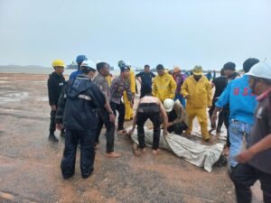 2 Karyawan PT MOS Jatuh, Satpolairud Polres Karimun Bantu dan Evakuasi Jenazah