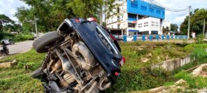 Breaking News! Avanza Velos Terjun ke Parit Depan Kantor BP Batu Ampar Akibat Nabrak Terrios Hitam