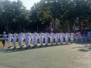 Peringati HUT RI ke 77 Tahun, Walikota Batam Pimpin Upacara Bendera Yang Diawali Atraksi Paramotor TNI AU 