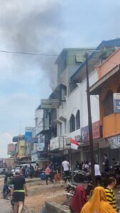 Kebakaran! Polsek Lubuk Baja Bersama Damkar Padamkan Api di Ruko Sakura Anpan
