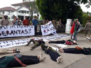 Tolak Kenaikan BBM, HMI Batam Unjuk Rasa Teatrikal di Depan Kantor DPRD Batam