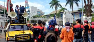 Gagal Bertemu Walikota Batam, Buruh Lanjutkan Aksi ke Kantor DPRD