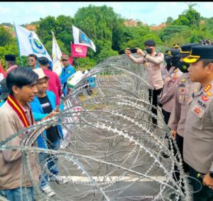 Tolak BBM Naik, Mahasiswa Lakukan Aksi Unjuk Rasa di Depan Kantor DPRD Provinsi Kepri