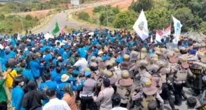 Aksi Tolak Naik Harga BBM Ricuh, Massa Emosi Dengan Sikap Kapolres Tanjungpinang dan Jumaga Nadeak