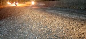 Pengendara Mengeluh Jalan Raya Masuk Melcem Hanya Diberi Kerikil, Warga Minta Pemerintah Segera Aspal