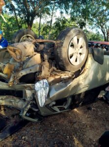 Tabrak Pembatas Jalan, Mobil Subaru Hancur Berkeping di Muka Kuning