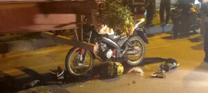 Pemotor Tabrak Kontainer Sedang Parkir di Muka Kuning, Saksi Mata: Korban Luka Parah