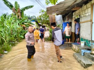 30 Rumah Terendam Banjir di Tanjung Uma, Polsek Lubuk Baja Kerahkan Personil Bantu Warga