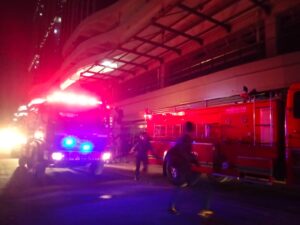 Tower Pollux Habibie Batam Kebakaran!Sejumlah Mobil Damkar Dikerahkan Untuk Padamkan Kobaran Api