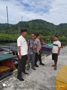 Cuaca Buruk, Kapolsek Serasan Bersama Bhabinkamtibmas Beserta Camat Beri Himbauan ke Warga