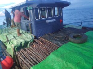 Bea Cukai Batam Amankan Kapal Bermuatan 10.000 Batang Kayu Teki Selundupan