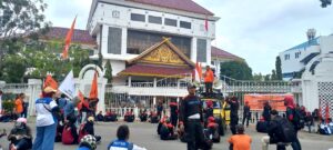 Ratusan Buruh Unras di Depan Kantor Walikota Batam, Ternyata Ini Tuntutannya
