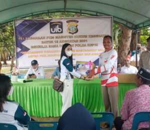 Mahasiswa Magister Hukum UIB Bersama Polda Kepri Gelar Bansos di Desa Pasir Merah Sembulang