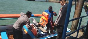 Kapolsek KKP Batam Cek Life Jacket di Pelabuhan Pengumpan Sekupang, Pastikan Keselamatan Penumpang