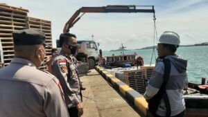 Polsek KKP Batam Cek Bongkar Muat di Pelabuhan Beton, Antisipasi Barang Terlarang Masuk