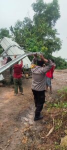 Rumah Warga Roboh Akibat Angin Kencang, Bhabinkamtibmas Polsek Sekupang Beri Bantuan