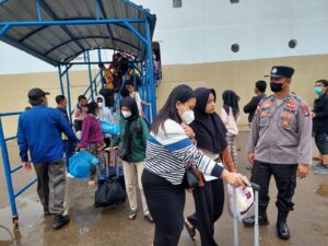 Tas dan Koper Penumpang KM Kelud Digeledah Polisi KKP Batam