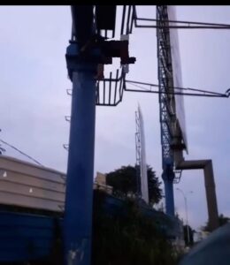 Geger! Sesosok Warga Batam Ditemukan Tergantung di Papan Reklame Simpang Frengki