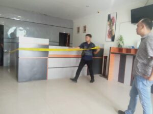 Polisi Pasang Police Line di KSP Karya Bhakti dan Sita Sejumlah Barang Bukti