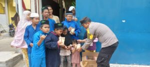 Sebagai Wujud Peduli, Polsek Batu Ampar Berbagi Kasih di Jumat Berkah