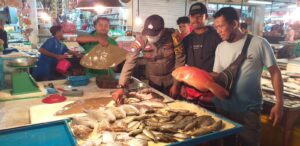 Jelang Natal, Bhabinkamtibmas Batu Selicin Monitoring Harga Bahan Pokok Sembako di Pasar Penuin