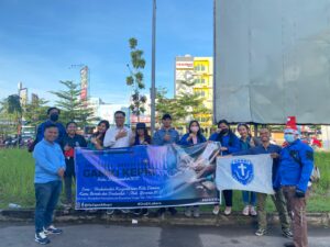 GAMKI Kepri Bagikan Bingkisian ke Petugas Kebersihan di Batam Jelang Natal