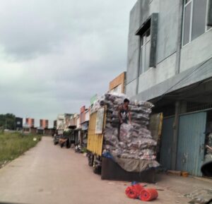 Belum Usai Balpres, Bongkaran Ratusan Karung Sepatu Bekas Masuk di Kawasan Tiban