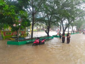 SMPN 28 Batam Terendam Banjir Akibat Cuaca Ekstrim dan Curah Hujan Yang Tinggi