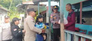 Peduli Sesama, Polsek Belakang Padang Bersama Duta Sosial Belakang Padang Beri Bantuan Sosial Sembako Kepada Masyarakat Membutuhkan