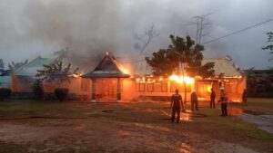 Sijago Merah Lalap Sekolah MAN Tanjungpinang, Empat Unit Mobil Damkar Diturunkan
