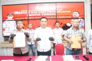 Kasat Reskrim Polresta Barelang Gelar Konferensi Pers Terkait Kasus Penipuan dan Penggelapan Tanah
