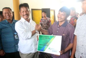 Rudi Serahkan Kartu Jaminan Sosial Kepada 434 Nelayan Kecil