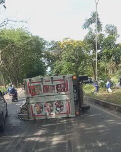Mobil Truk Pengangkut Minuman Kaleng Tergelincir di Jl. Ahmad Yani Seberang Panbil Batam