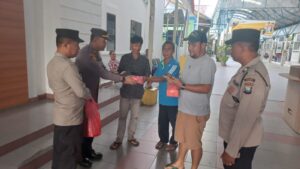 Polsek KKP Polres Karimun Bagikan Takjil di Pelabuhan Domistik