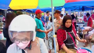 Belanja di pasar kaget, Kapolsek Sekupang beri jaminan keamanan bagi warga