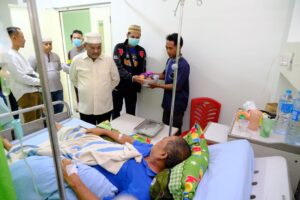 Sambut Lebaran, Bupati Karimun Jenguk Warga di RSUD Muhammad Sani