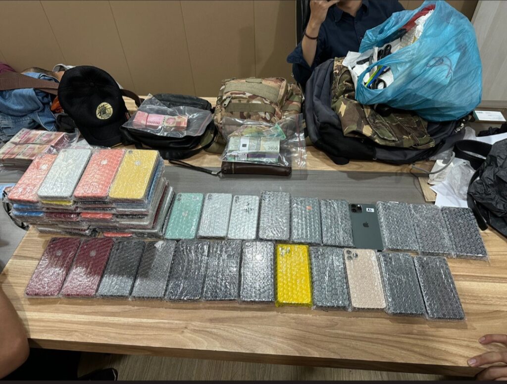 Bea cukai Batam gagalkan penyelundupan ratusan  handphone dari calon penumpang km Kelud