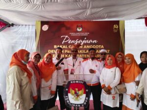 Ketua DPD Partai PKS Kabupaten Karimun Suyadi Dan  rombongan  daftarkan para Bacaleg Ke KPU