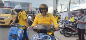Rizki Faisal dan Komunitas Vespa Tampil Keren Mengantarkan Berkas Bacaleg Golkar ke KPUD Kepri