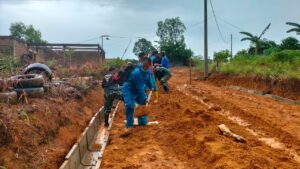Meski Hujan, Warga dan Seluruh Personel TMMD Tetap Semangat Bergotongroyong di Kavling Seraya Batam