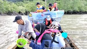 Tingkatkan Populasi Kepiting Bakau di Wilayah Pesisir,  PT Timah Tbk Restocking Kepiting Bakau di Pantai Pongkar